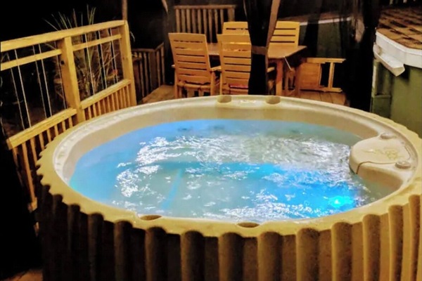 Indoor spa tub