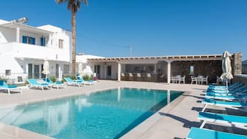 Standard Quadruple Room, Balcony, Garden View | Kolam renang