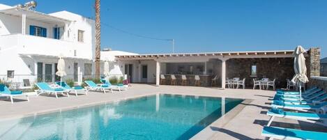 標準四人房, 露台, 花園景 | 泳池