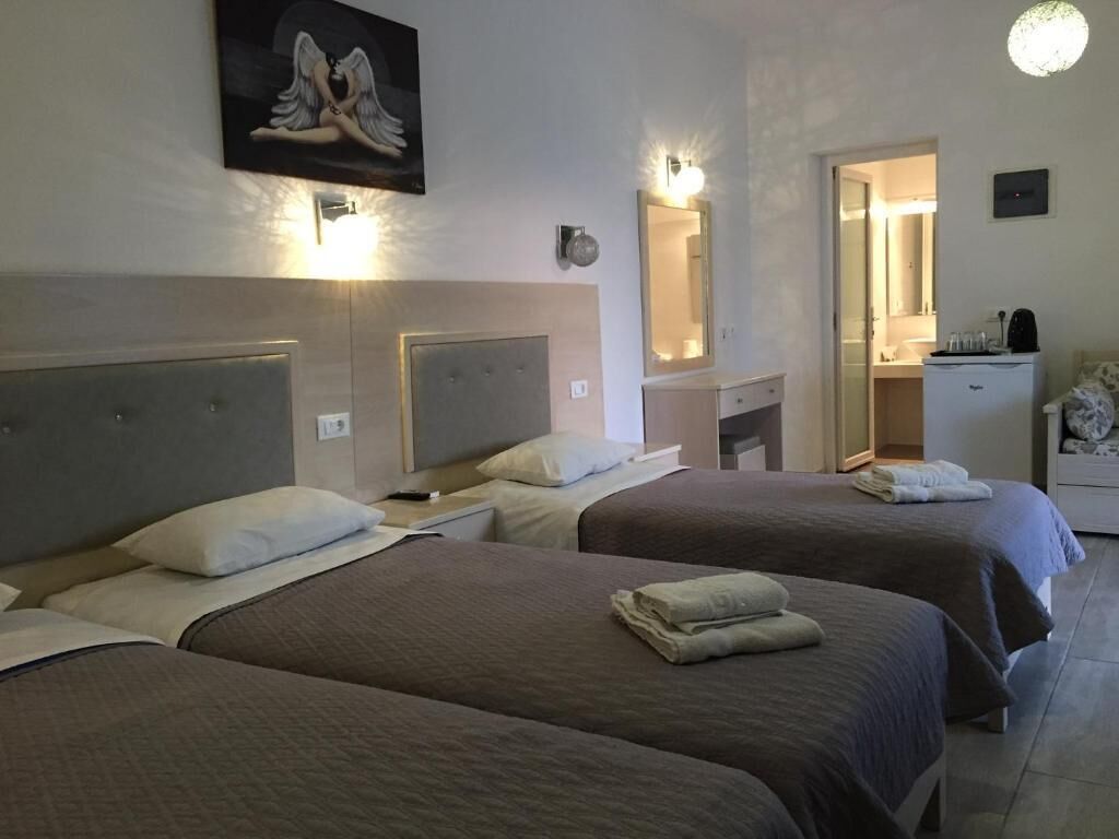 Neljän hengen standard-huone, parveke, näköala puutarhaan