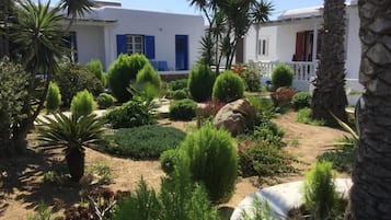 Chambre Triple Standard, balcon, vue jardin | Enceinte de l’hébergement