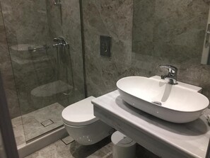 Kolmen hengen standard-huone, parveke, näköala puutarhaan | Kylpyhuone