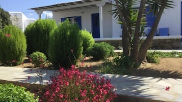 Standard Triple Room, Balcony, Garden View | Bahagian luar