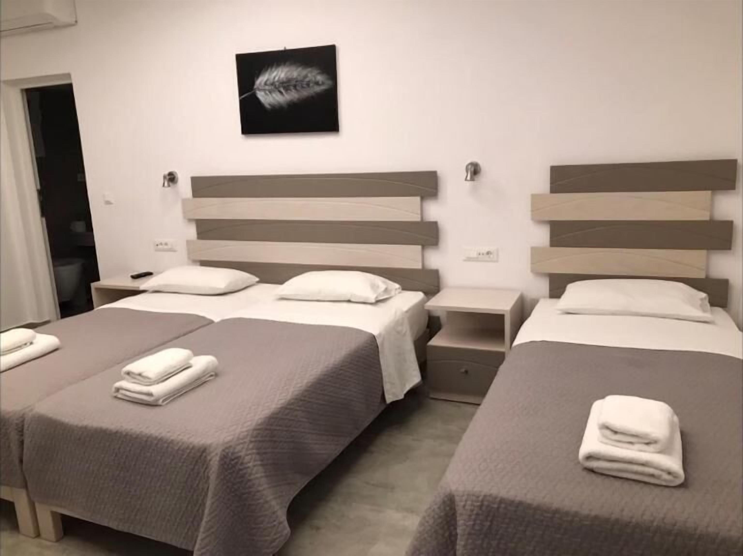 Kolmen hengen standard-huone, parveke, näköala puutarhaan