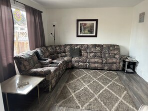 Living area - Family Friendly 3BR Hinton Retreat : Gateway to Jasper National Park (Hinton)