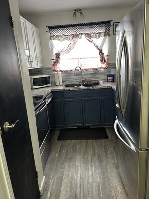 Private kitchen - Family Friendly 3BR Hinton Retreat : Gateway to Jasper National Park (Hinton)