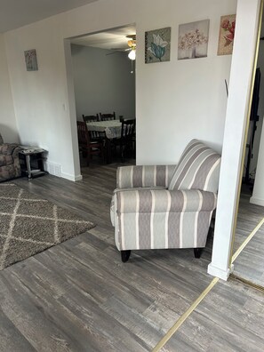 Living area - Family Friendly 3BR Hinton Retreat : Gateway to Jasper National Park (Hinton)