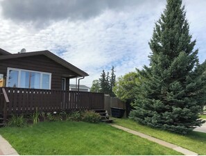 Exterior - Family Friendly 3BR Hinton Retreat : Gateway to Jasper National Park (Hinton)