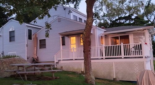 Awesome Oceanfront 4-bedroom watersports cottage in Mystic