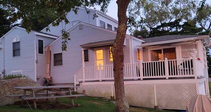 Awesome Oceanfront 4-bedroom watersports cottage in Mystic