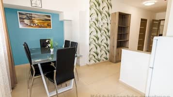 Apartment, 2 Bedrooms | Dining