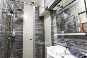 Departamento superior | Baño | Regadera, secadora de cabello, toallas, jabón