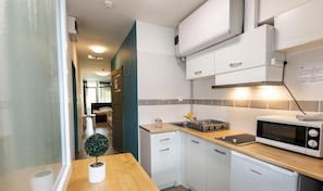 Standard Apartment | Private kitchen | Mini-fridge, microwave, stovetop, cookware/dishes/utensils - Tisza Gyöngye Apartmanok (Szeged)