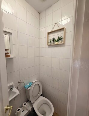 Bathroom - Beautifully Designed Studio Flat in OL4 – Comfort & Style (Oldham)