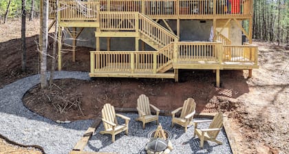 Secluded Mountain Cabin with Hot Tub & Fire pit on 4 acres