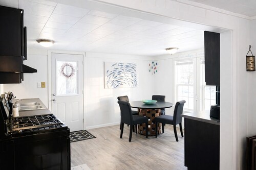 The Northern Nest-Hot Tub/Views of Curtis and Lake.
State tax included