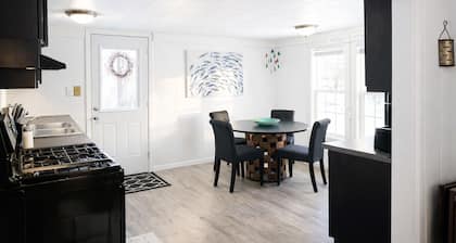 The Northern Nest-Hot Tub/Views of Curtis and Lake.
State tax included