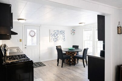 The Northern Nest-Hot Tub/Views of Curtis and Lake.
State tax included