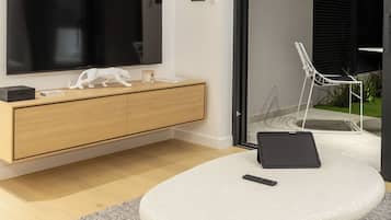 Deluxe Apartment, Non Smoking, Garden View | Living area