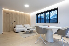 Deluxe Apartment, Non Smoking, Garden View | Interior - KALVOKORESI 16 I PREMIUM APARTMENTS (Chios)