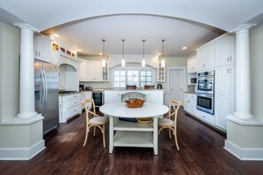 Fridge, microwave, oven, stovetop - Union Pier Beauty With Private Pool And Association Beach! (Union Pier)