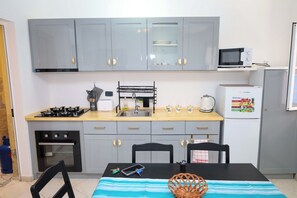 Private kitchen - Charming 1BR APT in Santa Maria – 4 Min Walk to Beach & by the Main Street (Santa Maria)