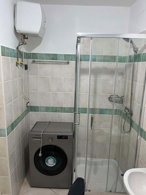 Hair dryer, towels, toilet paper - Charming 1BR APT in Santa Maria – 4 Min Walk to Beach & by the Main Street (Santa Maria)