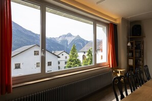 Interior - Chasa Macun – Spacious vacation home with professional kitchen in the mountain village of Tschlin (Tschlin)