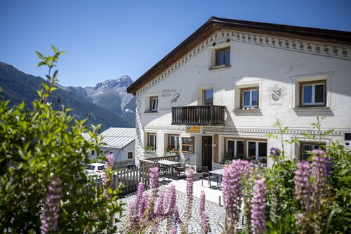 Chasa Macun – Spacious vacation home with professional kitchen in the mountain village of Tschlin