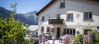 Chasa Macun – Spacious vacation home with professional kitchen in the mountain village of Tschlin