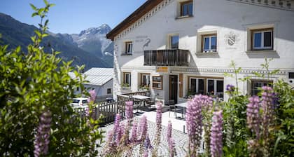 Chasa Macun â Spacious vacation home with professional kitchen in the mountain village of Tschlin