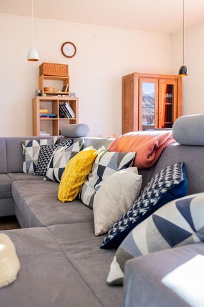 TV - Chasa Macun – Spacious vacation home with professional kitchen in the mountain village of Tschlin (Tschlin)