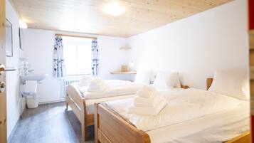 6 bedrooms, WiFi (free), bed sheets