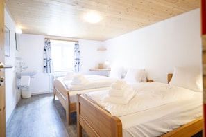 6 bedrooms, free WiFi, bed sheets