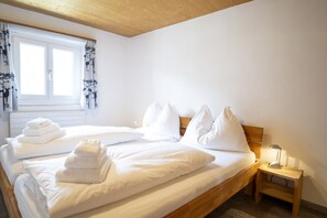 6 bedrooms, free WiFi, bed sheets - Chasa Macun – Spacious vacation home with professional kitchen in the mountain village of Tschlin (Tschlin)