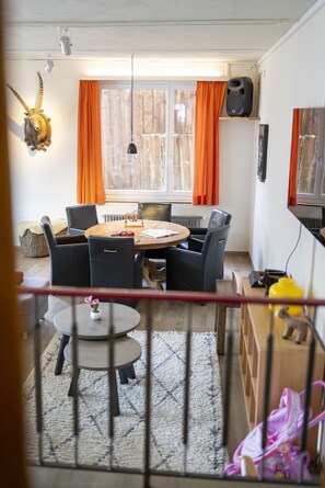 Dining - Chasa Macun – Spacious vacation home with professional kitchen in the mountain village of Tschlin (Tschlin)