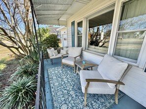 Terrace/patio - 2-bedroom Cottage in Fun-Filled Carolina Beach, 3 blocks to beach & downtown (Carolina Beach)