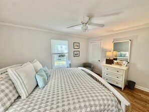 3 slaapkamers, een strijkplank/strijkijzer, gratis wifi, beddengoed