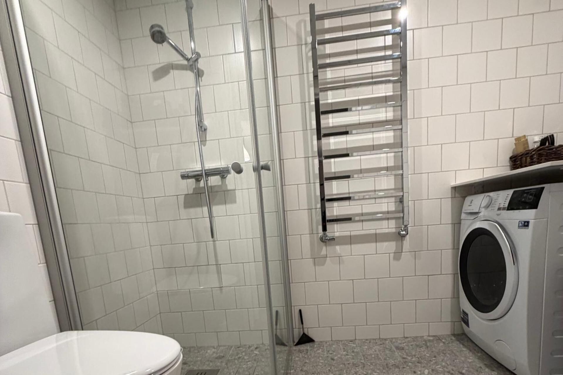 Shower, towels