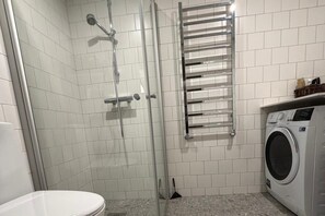 Shower, towels - Business/couples - Parking - Wifi - Sleeps 3 (Jarfalla)