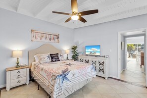 2 bedrooms, free WiFi, bed sheets - Enjoyable 2-bedroom waterfront half duplex with Cabana Club in Key Colony Beach (Key Colony Beach)