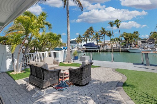 Enjoyable 2-bedroom waterfront half duplex with Cabana Club in Key Colony Beach
