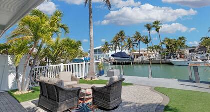 Enjoyable 2-bedroom waterfront half duplex with Cabana Club in Key Colony Beach