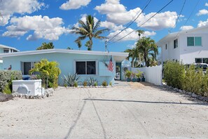 Property grounds - Enjoyable 2-bedroom waterfront half duplex with Cabana Club in Key Colony Beach (Key Colony Beach)