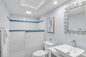 Shower, hair dryer, towels, soap - Enjoyable 2-bedroom waterfront half duplex with Cabana Club in Key Colony Beach (Key Colony Beach)