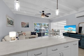 Living area - Enjoyable 2-bedroom waterfront half duplex with Cabana Club in Key Colony Beach (Key Colony Beach)