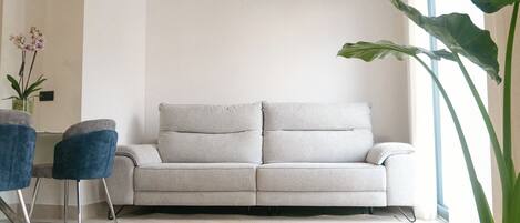Tabla de planchar con plancha, wifi gratis y ropa de cama