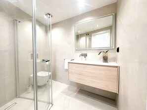 Deluxe appartement, uitzicht op tuin | Badkamer