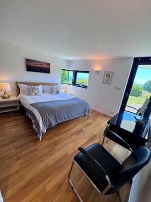 Iron/ironing board, WiFi, bed sheets - The Seahorse Torbay - Seaside hideaway for two with hot tub and movie room (Torquay)
