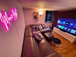 Living area - The Seahorse Torbay - Seaside hideaway for two with hot tub and movie room (Torquay)